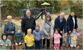 Gemeinsam mit einigen Einumer Kindern schnitten Martina Bertram (Stadt Hildesheim, Leitung Grünflächenplanung und -neubau), Uwe Aschmoneit (SV Einum), Stadtbaurätin Andrea Döring, Andreas Kutscher (NLG, Prokurist und Geschäftsstellenleiter) und Ortsbürgermeister Simon Bauermeister das symbolische Band zur Einweihung des Spielplatzes durch.