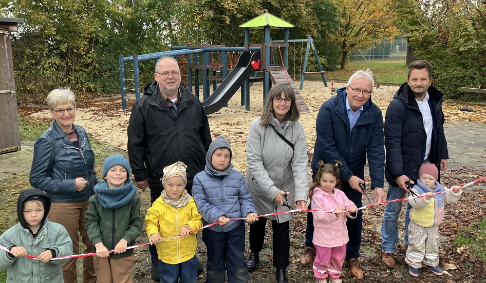 Gemeinsam mit einigen Einumer Kindern schnitten Martina Bertram (Stadt Hildesheim, Leitung Grünflächenplanung und -neubau), Uwe Aschmoneit (SV Einum), Stadtbaurätin Andrea Döring, Andreas Kutscher (NLG, Prokurist und Geschäftsstellenleiter) und Ortsbürgermeister Simon Bauermeister das symbolische Band zur Einweihung des Spielplatzes durch.