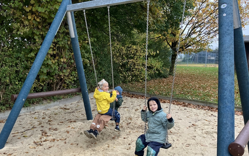 Die neue Doppelschaukel bereitet den Kindern sichtlich Freude.